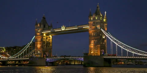 Evening timelapse with Tower Bridge as it gets dark outside 스톡 동영상 153278692