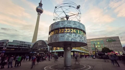 Evening timelapse of the World Clock in Alexanderplatz, in Berlin. Vidéo 84179504