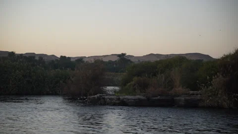 Evening tracking footage on the Nile River in Egypt Stockbeeldmateriaal 293101257