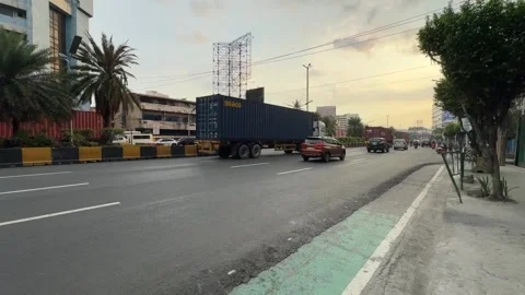 Evening Traffic Flow Along EDSA 4K 60fps Vidéo 338350079