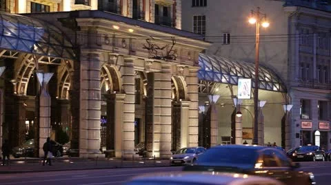Evening traffic on one of the central streets in Moscow. Video stock 22158260