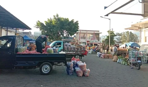 Evening Vegetable Market Activity in Batu City East Java 스톡 동영상 344745128