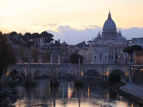 Evening view of the Bridge of Angels and St. Peter’s Basilica in Rome Stock-Footage 83337902