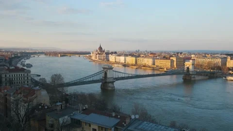 Evening view of Budapest and the Danube river 스톡 동영상 142962044