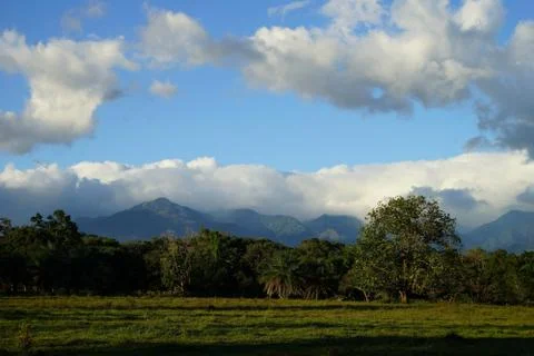 Evening view of clouds and mountains with lush tropical vegetation in country Foto stock