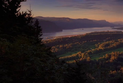 Evening view of Columbia River Gorge from higher elevation Stockbeeldmateriaal 86883522