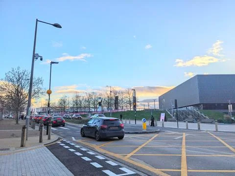 Evening view of the Copper Box Arena and urban traffic in London under a soft Foto stock