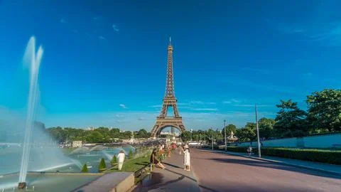 Evening view of Eiffel Tower timelapse hyperlapse with fountain in Jardins du Stockfoto's