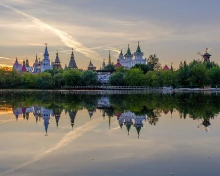 Evening view on Izmailovsky Kremlin with reflections in lake. Stock Photos