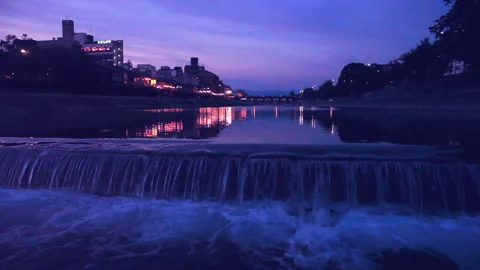 Evening View of the Kamogawa Noryo Deck and the Flow of the Kamogawa River 스톡 동영상 332446901