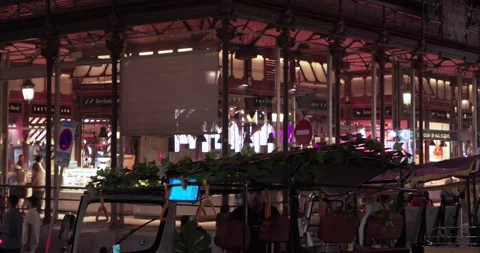 Evening view of Mercado de San Miguel in Madrid with visitors Vídeo Stock 338338325