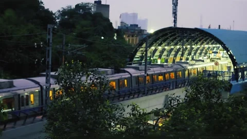 Evening View of Metro Train Arriving at Modern Station with Selective Focus 스톡 동영상 316895111
