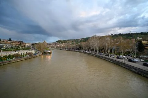 Evening view of Mtkvari river and cityscape of Tbilisi, the capital of Georgi 스톡 사진