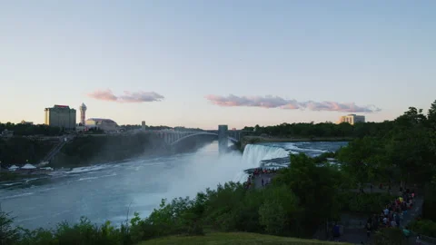 Evening view of Niagara Falls and Rainbow International Bridge Vídeo Stock 218201313
