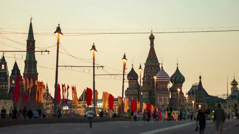 Evening view of the St. Basil's Cathedral from the Bolshoy Moskvoretsky Bridge 스톡 동영상 88802642