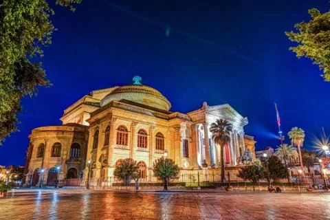 The evening view of Teatro Massimo - Opera and Ballet Theater in Verdi Square Stock-Fotos