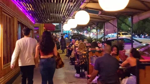 An evening walk through a sidewalk cafe on S. Congress Ave in Austin, Texas Vídeo Stock 220903093