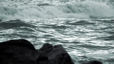 Evening Waves and Defocused Rocks in the Foreground. Slow Motion Vidéo 106456215