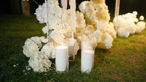 An evening wedding arch of white roses, bride and groom&amp;#039;s ceremony Vidéo 333311336