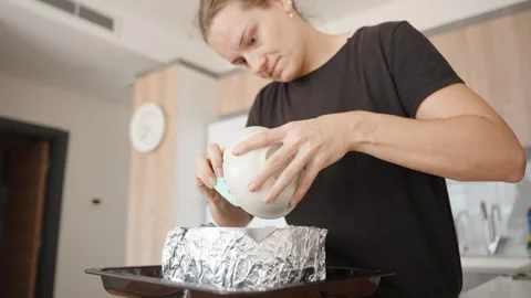 Evenly Distributing the Chocolate Mixture in the Cake Ring. The Smooth, Vídeo Stock 280091691