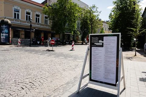 Event program board Skamba skamba kankliai folklore festival on a cobblesto.. 库存照片