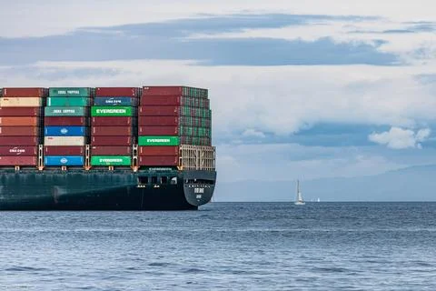 Evergreen container ship full of cargo docked at Vancouver Island Nanaimo har Foto stock