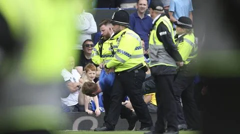  Everton v Bournemouth Premier League 28/05/2023. Police have to restrain ... Stock Photos