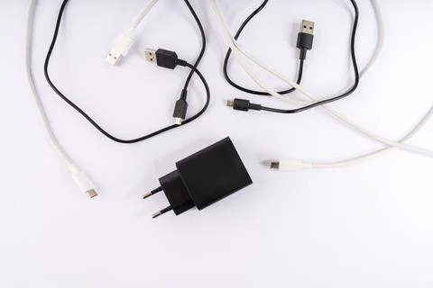 Everyday Tech Essentials: Tangled Black and White USB Charging Cables with .. Foto stock
