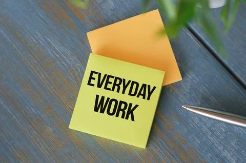 EVERYDAY WORK text written on sticky on grey background Stock Photos