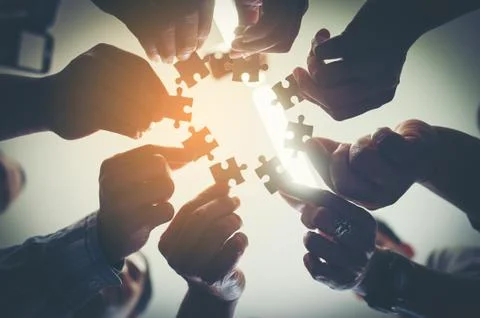 Everyone is an important jigsaw at work. Stockfoto's