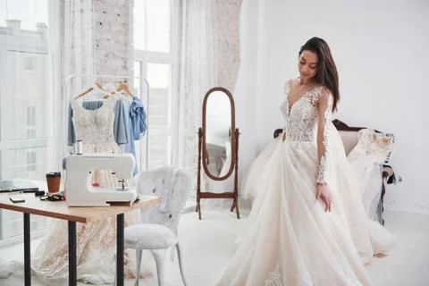 Everything looks perfect. The process of fitting the dress in the studio of h Foto stock