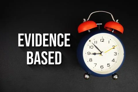 Evidence Based text with alarm clock on black background Stockfoto's