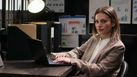 Evidence inspection in detective office Vidéo 252153777