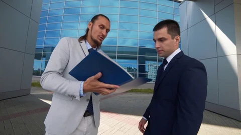 Evil boss chastises his subordinate Vídeo Stock 77741193