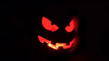 Evil toothy pumpkin in the night 스톡 동영상 85853306