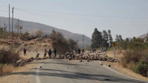 Evo Morales loyalists do not give up and maintain roadblocks for the fourth day, Vídeo Stock 288392002