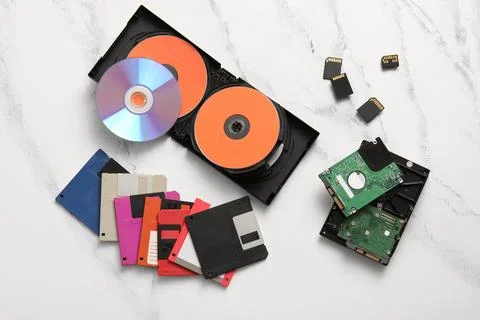Evolution of data storage devices: floppy disks, cds, hard drives, and SD car 库存照片