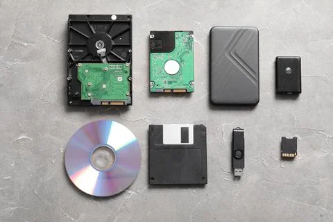 Evolution of digital data storage devices: hard drives, CD, floppy disk, USB  库存照片