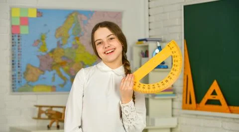 Exact sciences. measure angles in degrees. Small child girl holding school Foto stock