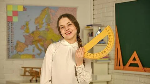 Exact sciences. measure angles in degrees. Small child girl holding school Foto stock