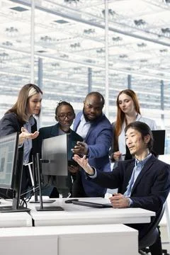 Examining microchip circuit design, software and multiethnic engineering team Stockfoto's