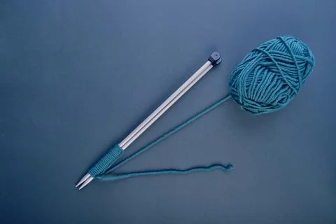 An example of neatly typed loops on the knitting needles, knitting threads .. 스톡 사진