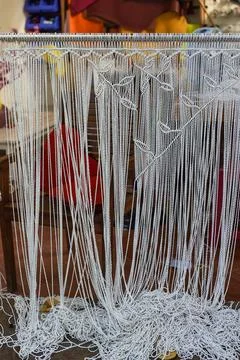 Example of simple leaves pattern knots of macrame technique made of white t.. Foto stock