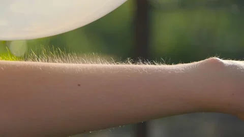 An example of static electricity. Hair rises from static electricity. Video stock 195122762