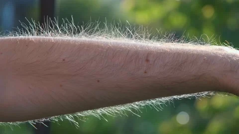 An example of static electricity. Hair rises from static electricity. Vídeos de archivo 195122917