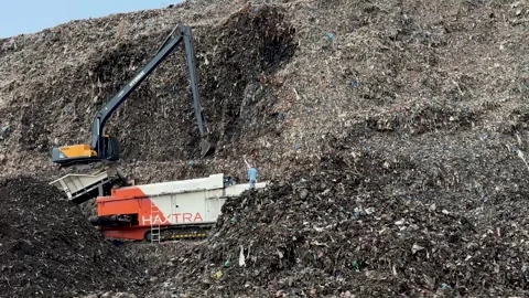 Excavating and moving waste at a massive garbage dump. Stock-Footage 336067552