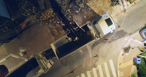 Excavating machine is loading debris and heavy constructions dirt into a dump Vídeo Stock 128929553