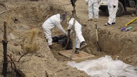 Excavation of a mass grave in Bucha 스톡 동영상 183960000