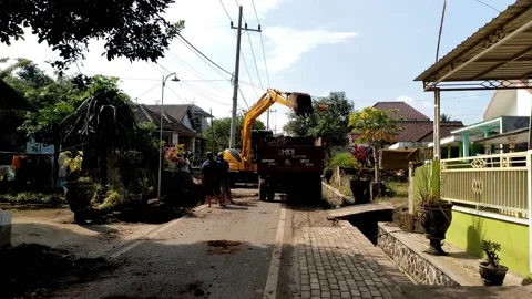 Excavation on the side of the road using an excavator Vídeos de archivo 199760881