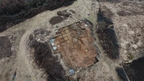 Excavations of Neolithic settlement Vídeo Stock 101386753